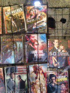 Filme é vendido livremente nas ruas de São Paulo