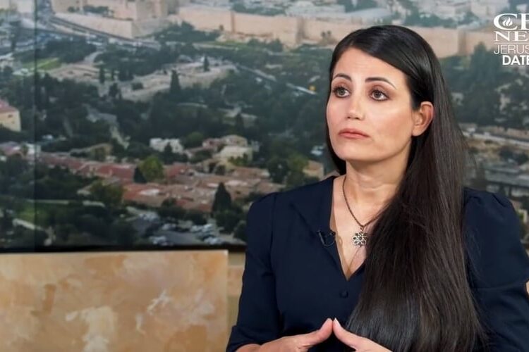 Marziyeh Amirizadeh em entrevista à CBN News. (Foto: Reprodução/CBN News)